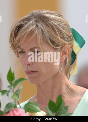 Kate McCann, Mutter des vermissten Mädchens Madeleine McCann verlässt nach einem Gottesdienst die Dorfkirche in Praia Da Luz an der Algarve, Portugal. Stockfoto