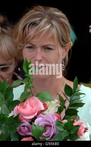 Kate McCann, Mutter des vermissten Mädchens Madeleine McCann verlässt nach einem Gottesdienst die Dorfkirche in Praia Da Luz an der Algarve, Portugal. Stockfoto