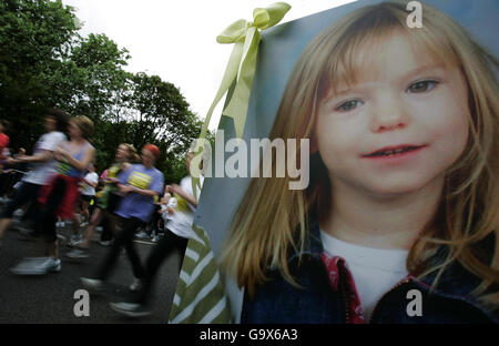 Mädchen fehlt an der Algarve. Die Athleten laufen beim jährlichen 10-km-Rennen der Frauen in Glasgow an einem Bild des vermissten Kindes Madeleine McCann vorbei. Stockfoto