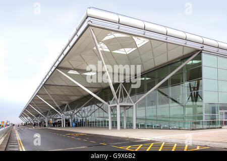 Fassade des Hauptgebäudes terminal am Flughafen London Stansted. Von Norman Foster entworfen Stockfoto