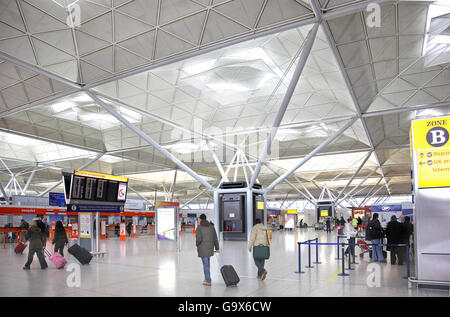 Innenraum des Hauptgebäudes terminal am Flughafen London Stansted.  Passagiere, zeigt Abfahrtstafeln etc. Stockfoto