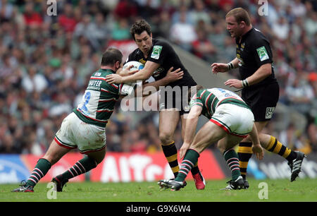 Rugby Union - Heineken Cup - Finale - Leicester Tigers gegen London Wesps - Twickenham. Wasps' Tom Voyce wird vom Leicester George Chuter während des Heineken Cup Finales in Twickenham, London, angegangen. Stockfoto