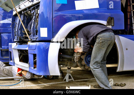 mechanische Reparaturen an einem Race-Truck bei der Truckracing-Meisterschaft auf Frankreich Ales Circuit im französischen Département Gard Stockfoto