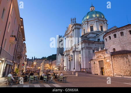 BRESCIA, Italien - 20. Mai 2016: Der Dom in der Abenddämmerung (Duomo Nuovo und Duomo Vecchio). Stockfoto