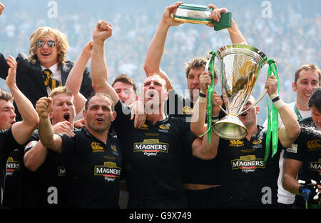 Lawrence Dallaglio, Kapitän der Londoner Wespen, hebt den Heineken Cup an Stockfoto