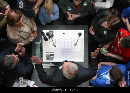 Taoiseach Bertie Ahern wendet sich bei einer Kundgebung am Wahlhauptsitz von Fianna Fail in Dublin an die Parteiarbeiter von Fianna Fail. Stockfoto