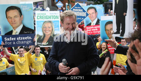 Enda Kenny spricht bei einer Kundgebung in Temple Bar, Dublin, Hunderte von Fine Gael-Anhängern an. Stockfoto