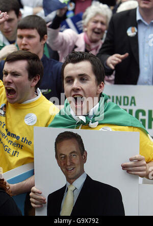 Hunderte von Fine Gael-Anhängern jubeln ihrem Anführer Enda Kenny bei einer Kundgebung in Temple Bar, Dublin, zu. Stockfoto