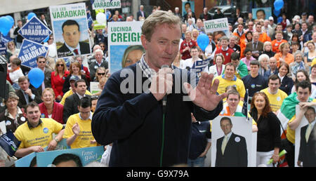 Enda Kenny spricht bei einer Kundgebung in Temple Bar, Dublin, Hunderte von Fine Gael-Anhängern an. Stockfoto