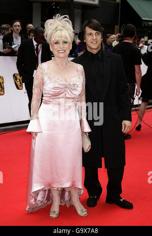 Barbara Windsor und ihr Mann Scott Mitchell kommen zu den British Academy Television Awards, die im Londoner Palladium im Zentrum von London stattfinden. Stockfoto