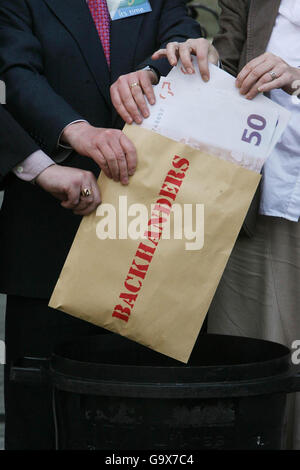 Die Grünen-Abgeordneten TD Dan Boyle, der Vorsitzende Trevor Seargent und der Ratsmitglied Deirdre De Burca bei einer Fotozelle vor dem irischen Parlament in Dublin. Stockfoto