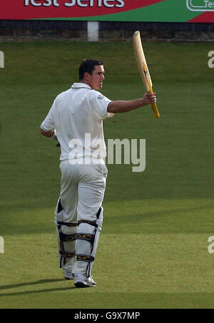 Der englische Batsman Kevin Pietersen verlässt das Spielfeld, nachdem er LBW beim ersten npower-Testspiel am Lord's Cricket Ground, St. John's Wood, London, erwischt wurde. Stockfoto