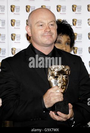 Ross Kemp erhielt den Preis für die beste Factual Series für Ross Kemp über Gangs bei den British Academy Television Awards, die im Londoner Palladium im Zentrum von London abgehalten wurden. DRÜCKEN SIE VERBANDSFOTO. Bilddatum: Sonntag, 20. Mai 2007. Das Foto sollte lauten: Yui Mok/PA Wire Stockfoto