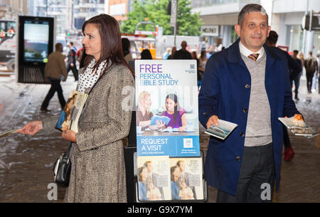 Mann und Frau bietet kostenfreie persönliche religiöse Bibelstudium, in Piccadilly, Manchester, UK Stockfoto