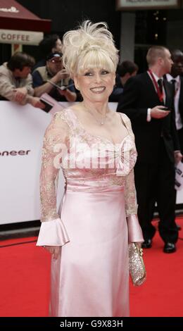 Barbara Windsor kommt zu den British Academy Television Awards, die im Londoner Palladium im Zentrum von London stattfinden. DRÜCKEN SIE VERBANDSFOTO. Bilddatum: Sonntag, 20. Mai 2007. Das Foto sollte lauten: Yui Mok/PA Wire Stockfoto