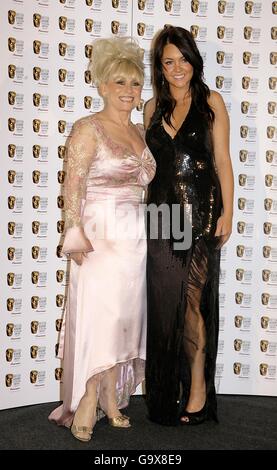 Barbara Windsor (links) und Lacey Turner bei den British Academy Television Awards, die im Londoner Palladium im Zentrum von London stattfinden. DRÜCKEN Sie VERBANDSFOTO. Bilddatum: Sonntag, 20. Mai 2007. Bildnachweis sollte lauten: Yui Mok/PA Wire Stockfoto