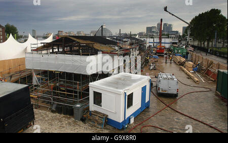 Allgemeine Ansicht der Feuerwehrleute, die das Feuer auf dem 19. Jahrhundert Clipper The Cutty Sark in Greenwich, East London, auslösten, der durch Feuer zerstört wurde. Stockfoto