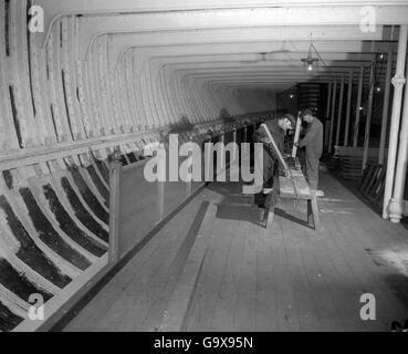 Eine Balsutrade ist im heutigen Museum Deck der Cutty Sark, 86 Jahre Tee Clipper durchmachenden Restaurierung in einen trockenen Liegeplatz in Greenwich ausgestattet. Das berühmte Schiff soll "in alle Ewigkeit" gehalten werden in Greenwich der Cutty Sark Gesellschaft als Mahnmal für die Handelsmarine. Sie wird schließlich für die Öffentlichkeit geöffnet. Der Herzog von Edinburgh ist ein starkes Interesse an der Erhaltung des alten Schiffes statt. Stockfoto