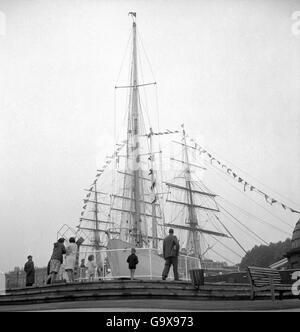 Gipsy Moth IV (Vordergrund) die gallante Yacht des einhändigen Seglers Sir Francis Chichester, der letztes Jahr seine einhändige Weltreise absolvierte, wird heute (Mittwoch) in ihrem permenanten Trockendock in Cutty Sark Gardens, Greenwich, London, gezeigt, wo sie der Öffentlichkeit zugänglich gemacht wurde, Neben der Cutty Sark (Hintergrund) Stockfoto