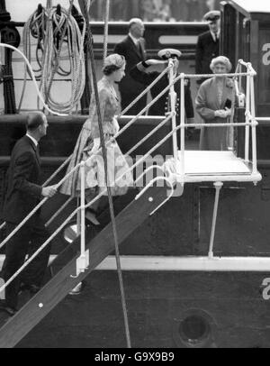 Die restaurierte Teeschneiderei, die Cutty Sark, wird von ihrer königlichen Besucherin Queen Elizabeth II. Bestiegen, die das Schiff an ihrem permanenten Liegeplatz in der Nähe des National Maritime Museum in Greenwich, London, „eröffnete“. Die Königin, die vom Herzog von Edinburgh begleitet wurde, ging an Bord des Clippers und machte eine Tour durch das Schiff. Cutty Sark, einst das schnellste Schiff auf dem China Run, wurde als Tribut an die Handelsmarine und die Tage der Segel gelegt. Stockfoto