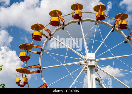 Riesenrad im Funpark am blauen Himmel Stockfoto
