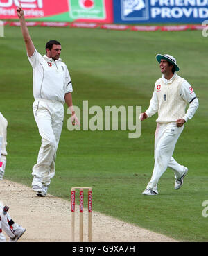 Englands Steve Harmion (links) feiert mit Michael Vaughan, nachdem er das Wicket von West Indies' Denesh Ramdin am vierten Tag des zweiten npower-Test-Spiels im Headingley Cricket Ground, Leeds, genommen hat. Stockfoto