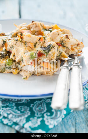 Dienen Sie die Omelette mit Gemüse und Hühnerfleisch auf einem alten hölzernen Hintergrund der alten Vorlegebesteck Stockfoto