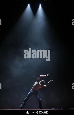 Der spanische Flamencotänzer Joaquin Cortes spielt seine Show "my Soledad" (My Solitude) in der Royal Albert Hall im Westen Londons. Stockfoto