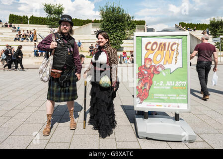 Stuttgart, Deutschland - 25. Juni 2016: Zwei Cosplayer sind während der Comic-Con-Deutschland-Veranstaltung in Stuttgart vor der Ex posiert Stockfoto