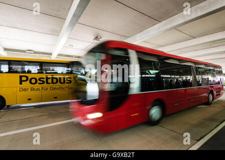 Stuttgart, Deutschland - 25. Juni 2016: Zwei Langstrecken-Busse in der neuen Stuttgarter Central Bus Station am Flughafen. Da die Stockfoto