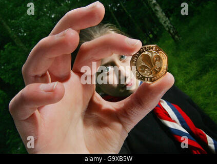 Die 11-jährige Kundin Sophie Noakes hält eine neue 50-Pence-Goldmünze im Scouts National Adventure Center im Gilwell Park, Essex. Stockfoto