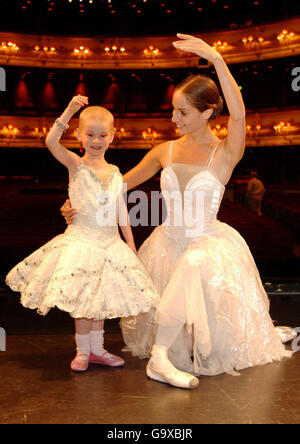 Die vierjährige Angelina Vidler aus Shoeburyness, Essex, praktiziert mit der Primaballerina Pescana Filpi, als sie ihren Traum erfüllt, eine Ballerina für den Tag im Royal Opera House im Zentrum von London zu sein. Stockfoto