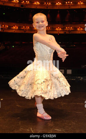 Die vierjährige Angelina Vidler aus Shoeburyness, Essex, erfüllt ihren Traum, eine Ballerina für den Tag im Royal Opera House im Zentrum von London zu sein. Stockfoto