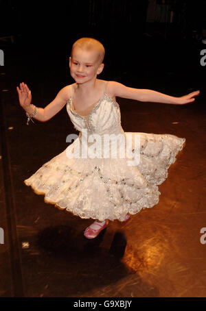 Die vierjährige Angelina Vidler aus Shoeburyness, Essex, erfüllt ihren Traum, eine Ballerina für den Tag im Royal Opera House im Zentrum von London zu sein. Stockfoto