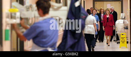 Gesundheitsministerin Nicola Sturgeon (rechts) chattet mit Stationsleiterin Emma Henderson im Beatson West of Scotland Cancer Center in Glasgow. Stockfoto