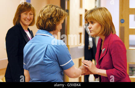 Gesundheitsministerin Nicola Sturgeon (rechts) chattet mit Stationsleiterin Emma Henderson im Beatson West of Scotland Cancer Center in Glasgow. Stockfoto