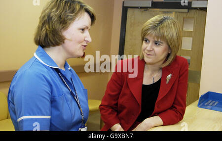 Gesundheitsministerin Nicola Sturgeon (rechts) chattet mit Stationsleiterin Emma Henderson im Beatson West of Scotland Cancer Center in Glasgow. Stockfoto