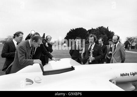 Air Race Championship - Windsor. Der Herzog von Edinburgh inspiziert das Flugzeug auf dem Gelände des Schlosses Windsor Stockfoto