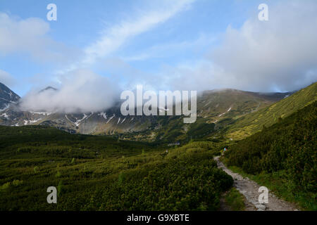 Trail, Gipfel und Wolken im Gasienicowa-Tal im Tatra-Gebirge in der Nähe von Zakopane in Polen Stockfoto