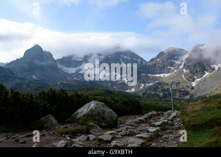 Trail, Gipfel und Wolken im Gasienicowa-Tal im Tatra-Gebirge in der Nähe von Zakopane in Polen Stockfoto