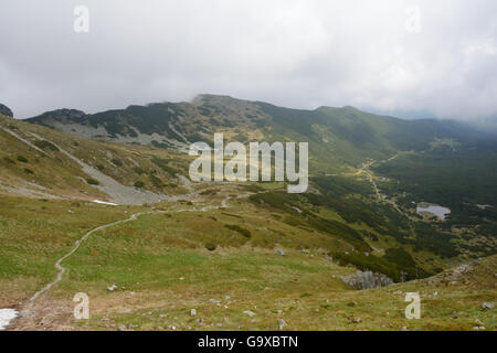 Trail, Gipfel und Wolken im Gasienicowa-Tal im Tatra-Gebirge in der Nähe von Zakopane in Polen Stockfoto