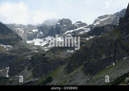 Kozi Wierch Gipfel in Wolken im Tatra-Gebirge in der Nähe von Zakopane in Polen Stockfoto