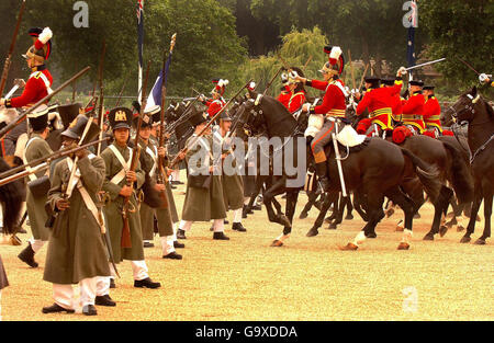 Eine Masse britischer Kavallerie zerschmettern französische Infanterielinien in einer Nachstellung der Schlacht von Waterloo im Jahr 1815, während einer Probe heute Nachmittag für den Königlichen Pageant, die morgen Abend bei der Horse Guards Parade stattfinden wird. Stockfoto