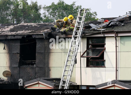 Feuerwehrmann besuchen die Szene eines Hausbrandes in Maidstone, Kent. Stockfoto