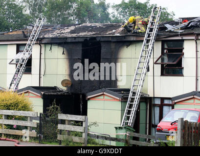 Feuerwehrmann besuchen die Szene eines Hausbrandes in Maidstone, Kent. Stockfoto