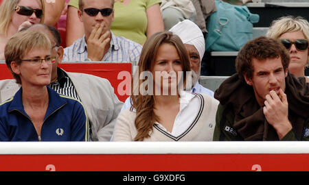 Andy Murray aus Großbritannien beobachtet seinen Bruder Jamie mit ihrer Mutter Judy (links) und ihrer Freundin Kim Sears während der Artois Championships im Queen's Club, London. Stockfoto