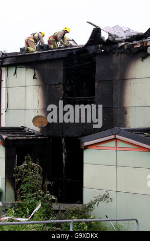 Feuerwehrmann besuchen die Szene eines Hausbrandes in Maidstone, Kent. Stockfoto