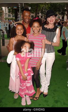 Carrie und David Grant und ihre Kinder kommen zur britischen Premiere von Shrek the Third im Odeon Cinema am Leicester Square im Zentrum von London. Stockfoto