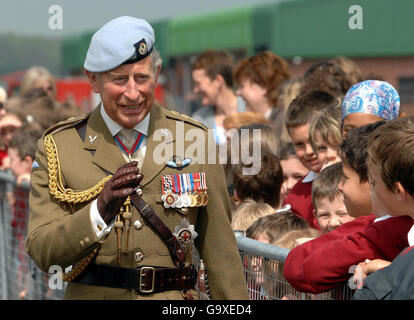 Der Prinz von Wales, Oberst des Army Air Corps, trifft bei einem Besuch der Verteidigungshubschrauber-Flugschule in RAF Shawbury, Shropshire, auf lokale Kinder. Stockfoto