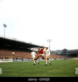 Bobby Charlton von Manchester United wird trotz der Aufmerksamkeit seines Bruders Jackie Charlton und Mick Jones von Leeds United bei der Ziehung 2-2 in der Elland Road, Leeds, in die Szene gesetzt. Archive-pa1529-5 Stockfoto